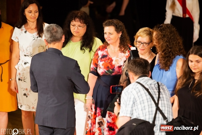 Zdjęcie w galerii na portalu naszraciborz.pl: Miejskie zakończenie roku szkolnego i nagrody dla najlepszych z najlepszych [FOTO i WIDEO] wiadomości z regionu