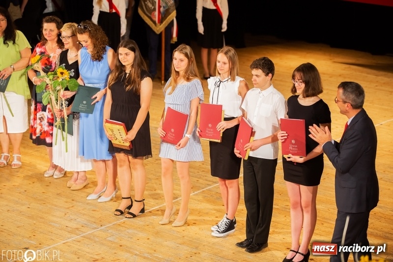 Zdjęcie w galerii na portalu naszraciborz.pl: Miejskie zakończenie roku szkolnego i nagrody dla najlepszych z najlepszych [FOTO i WIDEO] wiadomości z regionu