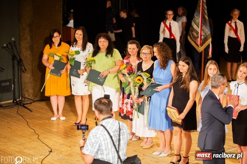 Zdjęcie w galerii na portalu naszraciborz.pl: Miejskie zakończenie roku szkolnego i nagrody dla najlepszych z najlepszych [FOTO i WIDEO] wiadomości z regionu