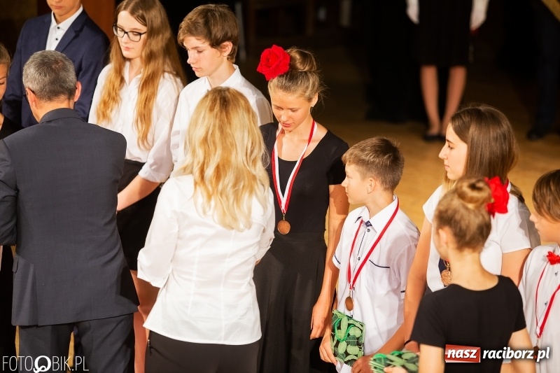 Zdjęcie w galerii na portalu naszraciborz.pl: Miejskie zakończenie roku szkolnego i nagrody dla najlepszych z najlepszych [FOTO i WIDEO] wiadomości z regionu