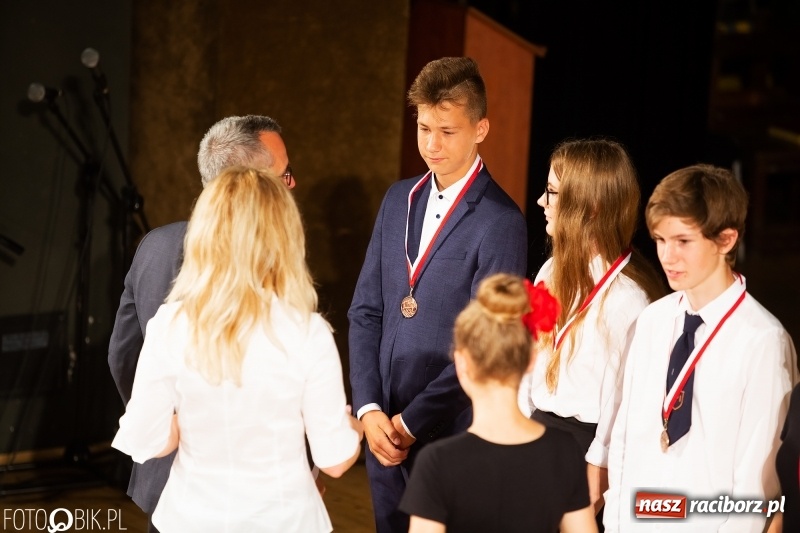 Zdjęcie w galerii na portalu naszraciborz.pl: Miejskie zakończenie roku szkolnego i nagrody dla najlepszych z najlepszych [FOTO i WIDEO] wiadomości z regionu