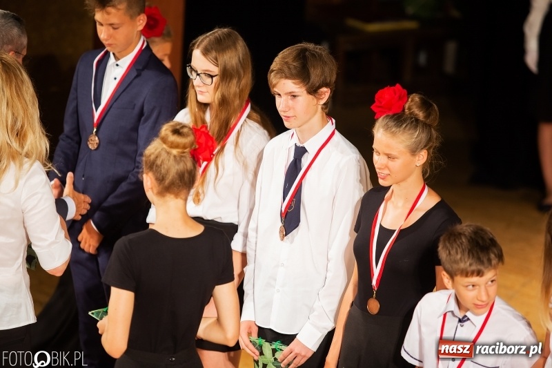 Zdjęcie w galerii na portalu naszraciborz.pl: Miejskie zakończenie roku szkolnego i nagrody dla najlepszych z najlepszych [FOTO i WIDEO] wiadomości z regionu