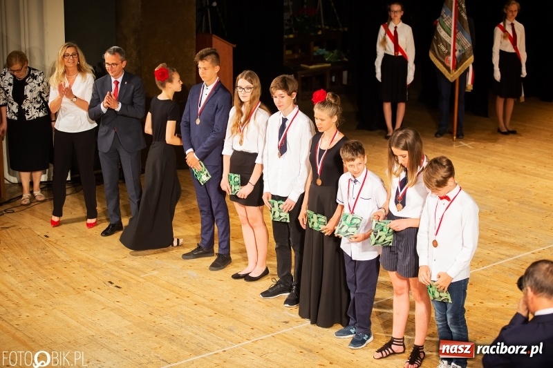 Zdjęcie w galerii na portalu naszraciborz.pl: Miejskie zakończenie roku szkolnego i nagrody dla najlepszych z najlepszych [FOTO i WIDEO] wiadomości z regionu