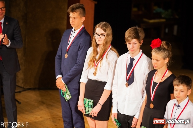 Zdjęcie w galerii na portalu naszraciborz.pl: Miejskie zakończenie roku szkolnego i nagrody dla najlepszych z najlepszych [FOTO i WIDEO] wiadomości z regionu