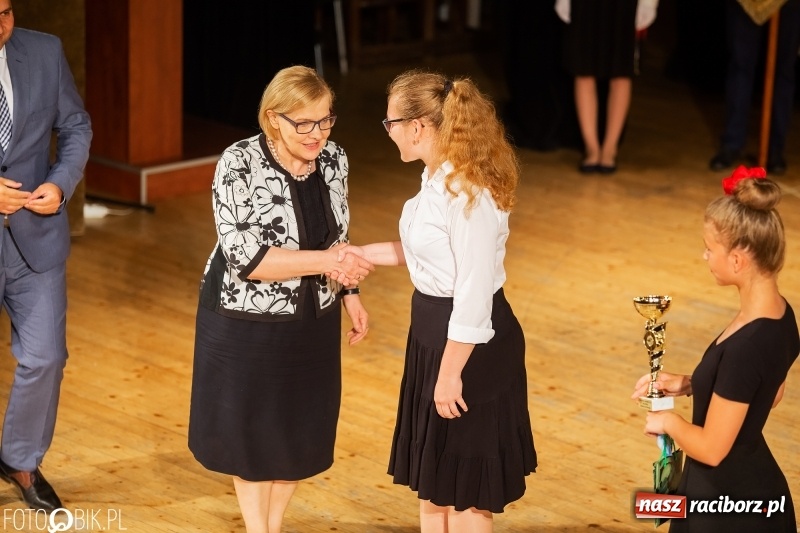 Zdjęcie w galerii na portalu naszraciborz.pl: Miejskie zakończenie roku szkolnego i nagrody dla najlepszych z najlepszych [FOTO i WIDEO] wiadomości z regionu