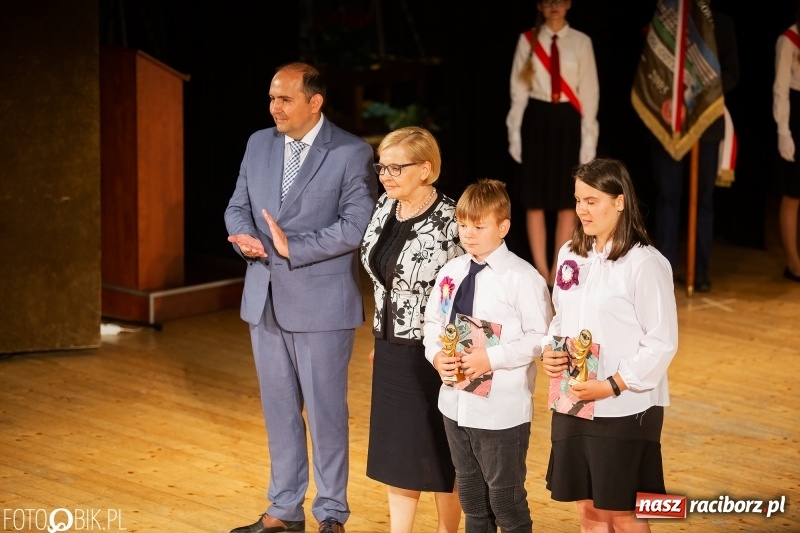 Zdjęcie w galerii na portalu naszraciborz.pl: Miejskie zakończenie roku szkolnego i nagrody dla najlepszych z najlepszych [FOTO i WIDEO] wiadomości z regionu