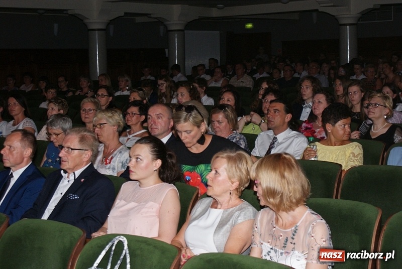 Zdjęcie w galerii na portalu naszraciborz.pl: Miejskie zakończenie roku szkolnego i nagrody dla najlepszych z najlepszych [FOTO i WIDEO] wiadomości z regionu