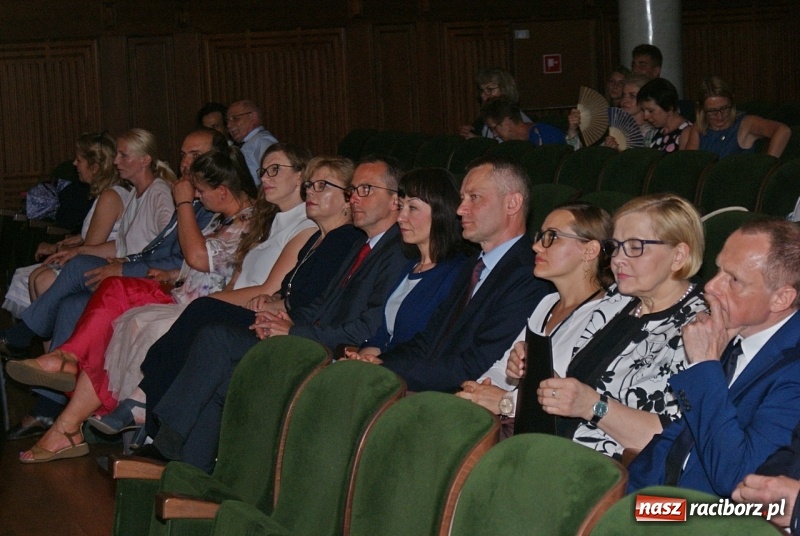 Zdjęcie w galerii na portalu naszraciborz.pl: Miejskie zakończenie roku szkolnego i nagrody dla najlepszych z najlepszych [FOTO i WIDEO] wiadomości z regionu