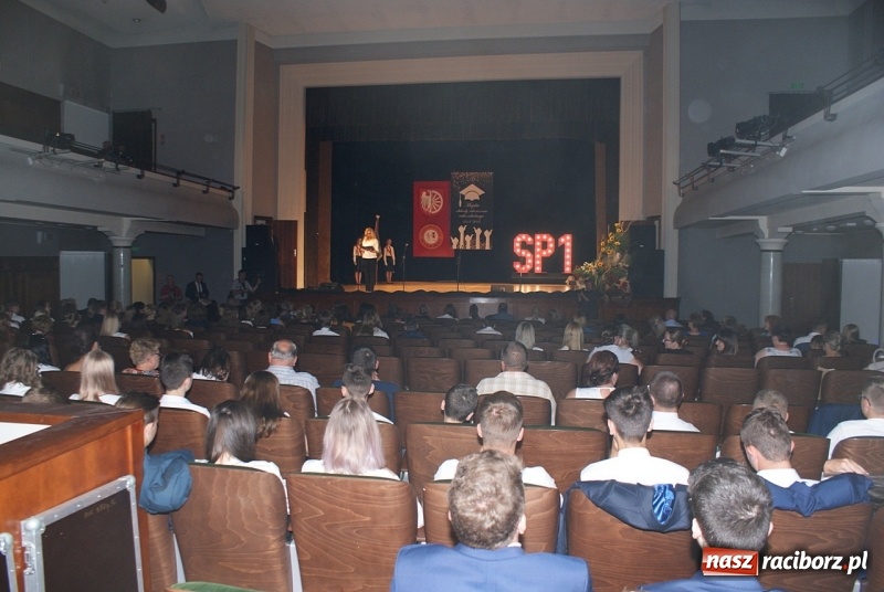 Zdjęcie w galerii na portalu naszraciborz.pl: Miejskie zakończenie roku szkolnego i nagrody dla najlepszych z najlepszych [FOTO i WIDEO] wiadomości z regionu