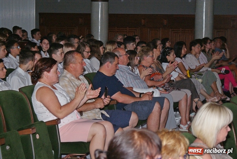 Zdjęcie w galerii na portalu naszraciborz.pl: Miejskie zakończenie roku szkolnego i nagrody dla najlepszych z najlepszych [FOTO i WIDEO] wiadomości z regionu