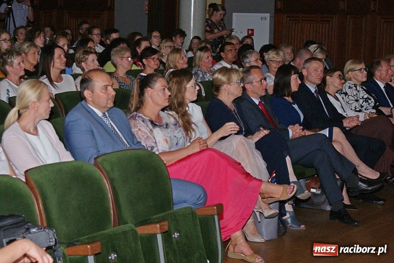 Zdjęcie w galerii na portalu naszraciborz.pl: Miejskie zakończenie roku szkolnego i nagrody dla najlepszych z najlepszych [FOTO i WIDEO] wiadomości z regionu