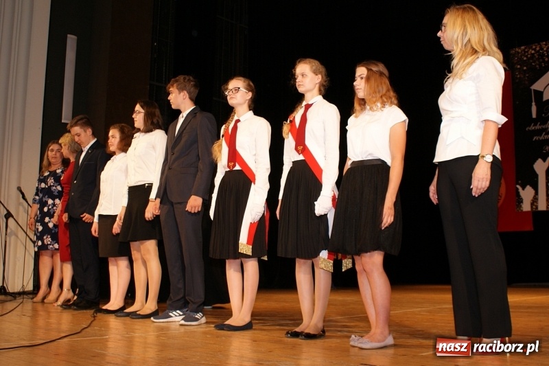 Zdjęcie w galerii na portalu naszraciborz.pl: Miejskie zakończenie roku szkolnego i nagrody dla najlepszych z najlepszych [FOTO i WIDEO] wiadomości z regionu