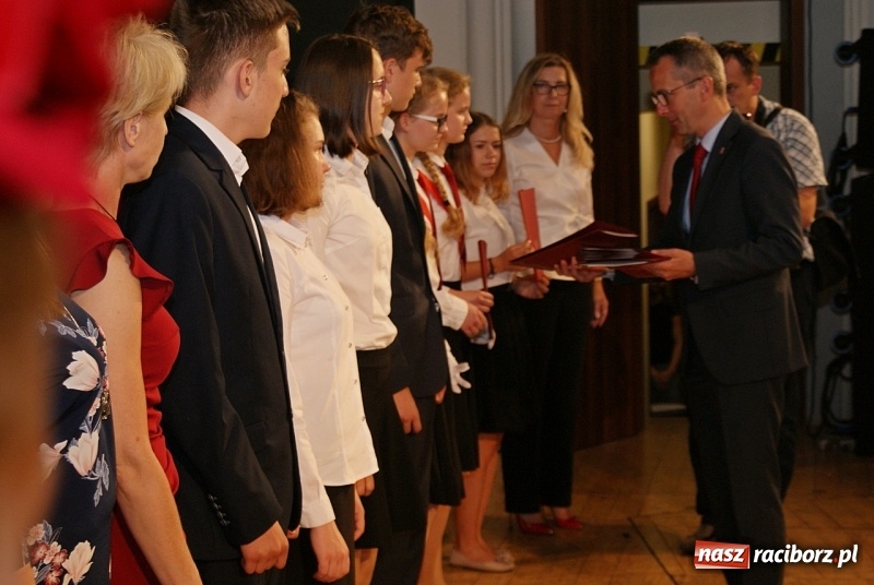 Zdjęcie w galerii na portalu naszraciborz.pl: Miejskie zakończenie roku szkolnego i nagrody dla najlepszych z najlepszych [FOTO i WIDEO] wiadomości z regionu