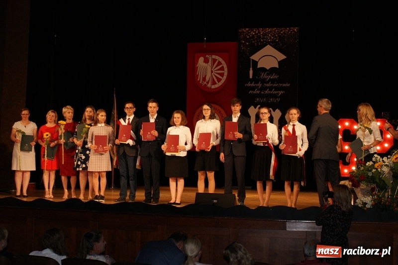 Zdjęcie w galerii na portalu naszraciborz.pl: Miejskie zakończenie roku szkolnego i nagrody dla najlepszych z najlepszych [FOTO i WIDEO] wiadomości z regionu