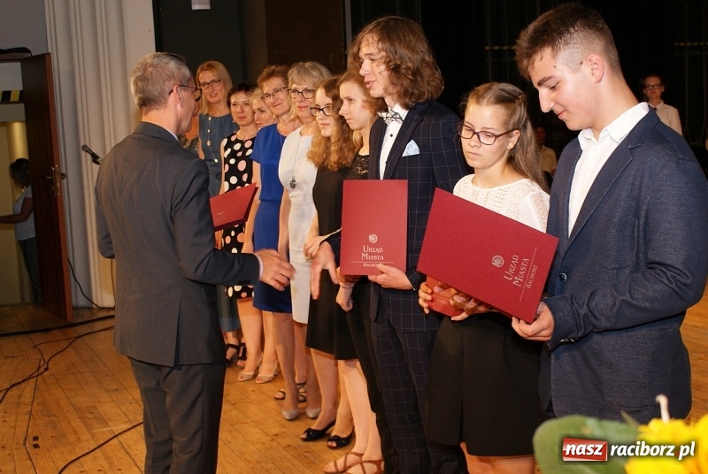 Zdjęcie w galerii na portalu naszraciborz.pl: Miejskie zakończenie roku szkolnego i nagrody dla najlepszych z najlepszych [FOTO i WIDEO] wiadomości z regionu