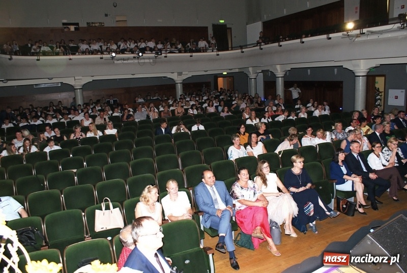 Zdjęcie w galerii na portalu naszraciborz.pl: Miejskie zakończenie roku szkolnego i nagrody dla najlepszych z najlepszych [FOTO i WIDEO] wiadomości z regionu