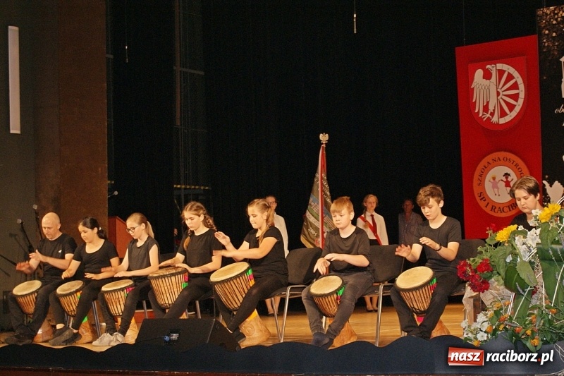 Zdjęcie w galerii na portalu naszraciborz.pl: Miejskie zakończenie roku szkolnego i nagrody dla najlepszych z najlepszych [FOTO i WIDEO] wiadomości z regionu