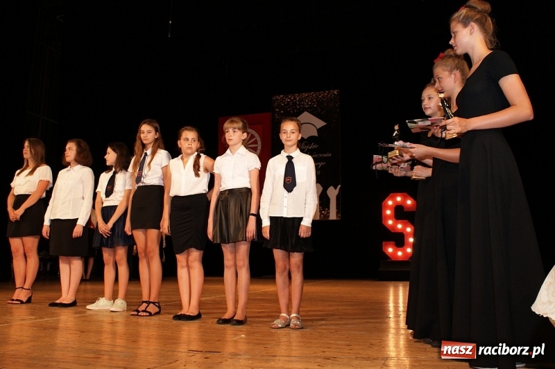 Zdjęcie w galerii na portalu naszraciborz.pl: Miejskie zakończenie roku szkolnego i nagrody dla najlepszych z najlepszych [FOTO i WIDEO] wiadomości z regionu