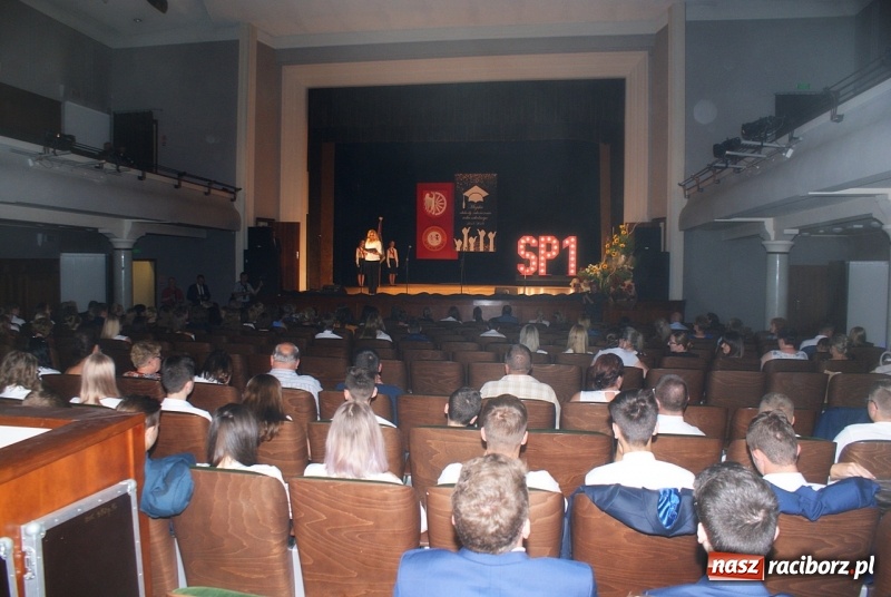 Zdjęcie w galerii na portalu naszraciborz.pl: Miejskie zakończenie roku szkolnego i nagrody dla najlepszych z najlepszych [FOTO i WIDEO] wiadomości z regionu