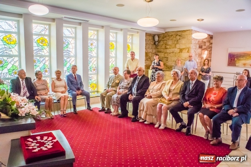 Zdjęcie w galerii na portalu naszraciborz.pl: Raz na wozie, raz pod wozem. Złote gody w raciborskim USC [FOTO i WIDEO] wiadomości z regionu