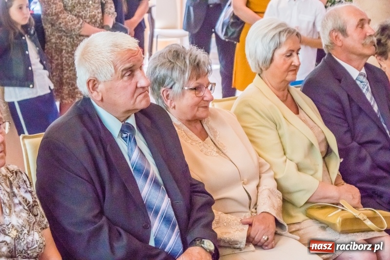 Zdjęcie w galerii na portalu naszraciborz.pl: Raz na wozie, raz pod wozem. Złote gody w raciborskim USC [FOTO i WIDEO] wiadomości z regionu