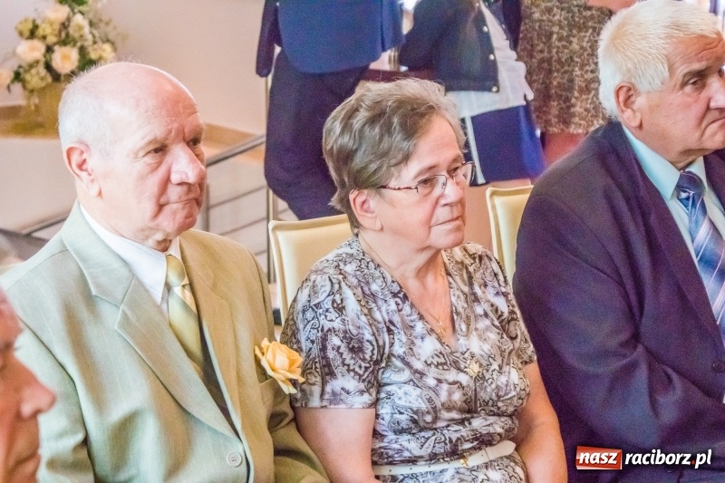 Zdjęcie w galerii na portalu naszraciborz.pl: Raz na wozie, raz pod wozem. Złote gody w raciborskim USC [FOTO i WIDEO] wiadomości z regionu