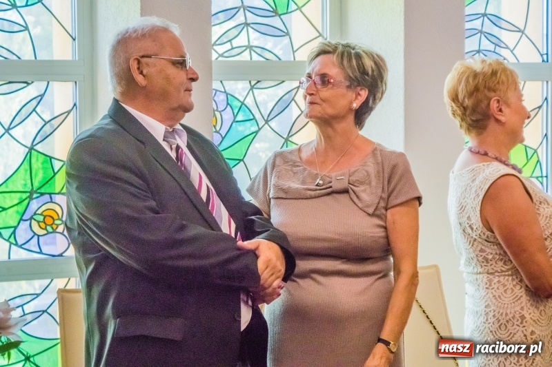 Zdjęcie w galerii na portalu naszraciborz.pl: Raz na wozie, raz pod wozem. Złote gody w raciborskim USC [FOTO i WIDEO] wiadomości z regionu