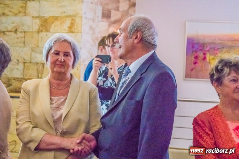 Zdjęcie w galerii na portalu naszraciborz.pl: Raz na wozie, raz pod wozem. Złote gody w raciborskim USC [FOTO i WIDEO] wiadomości z regionu