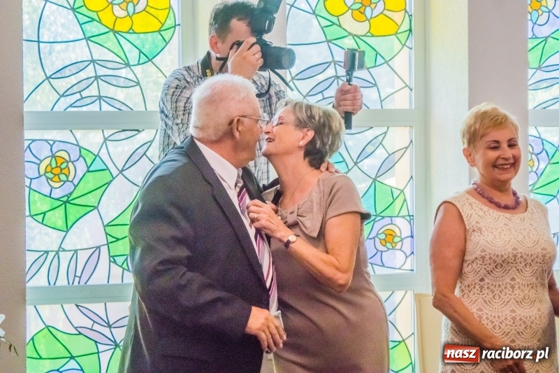 Zdjęcie w galerii na portalu naszraciborz.pl: Raz na wozie, raz pod wozem. Złote gody w raciborskim USC [FOTO i WIDEO] wiadomości z regionu