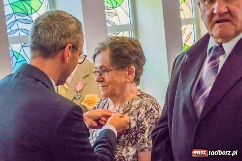 Zdjęcie w galerii na portalu naszraciborz.pl: Raz na wozie, raz pod wozem. Złote gody w raciborskim USC [FOTO i WIDEO] wiadomości z regionu