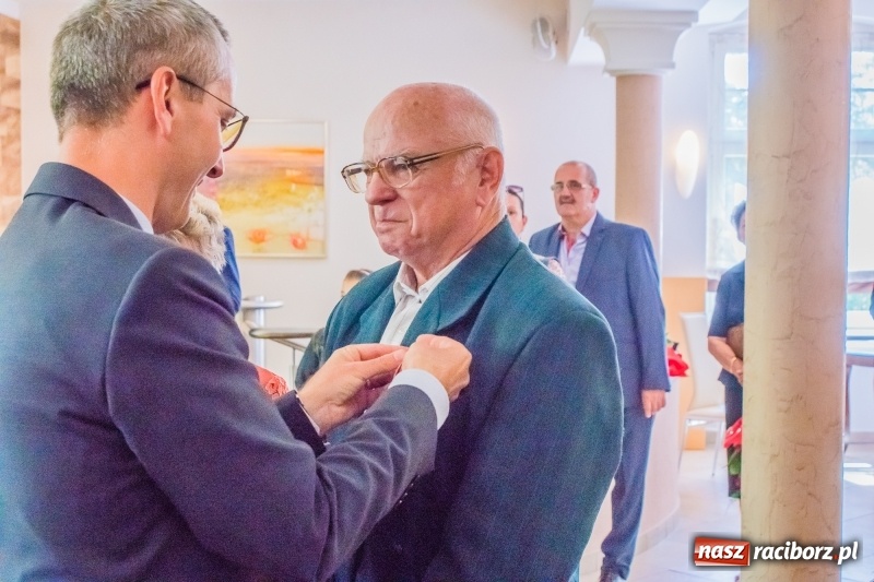 Zdjęcie w galerii na portalu naszraciborz.pl: Raz na wozie, raz pod wozem. Złote gody w raciborskim USC [FOTO i WIDEO] wiadomości z regionu