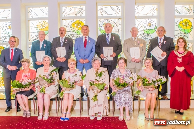 Zdjęcie w galerii na portalu naszraciborz.pl: Raz na wozie, raz pod wozem. Złote gody w raciborskim USC [FOTO i WIDEO] wiadomości z regionu