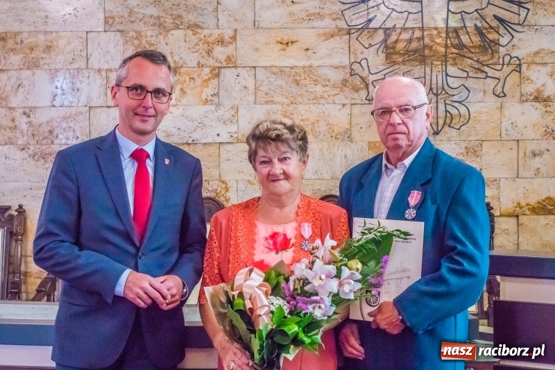 Zdjęcie w galerii na portalu naszraciborz.pl: Raz na wozie, raz pod wozem. Złote gody w raciborskim USC [FOTO i WIDEO] wiadomości z regionu