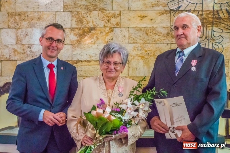 Zdjęcie w galerii na portalu naszraciborz.pl: Raz na wozie, raz pod wozem. Złote gody w raciborskim USC [FOTO i WIDEO] wiadomości z regionu