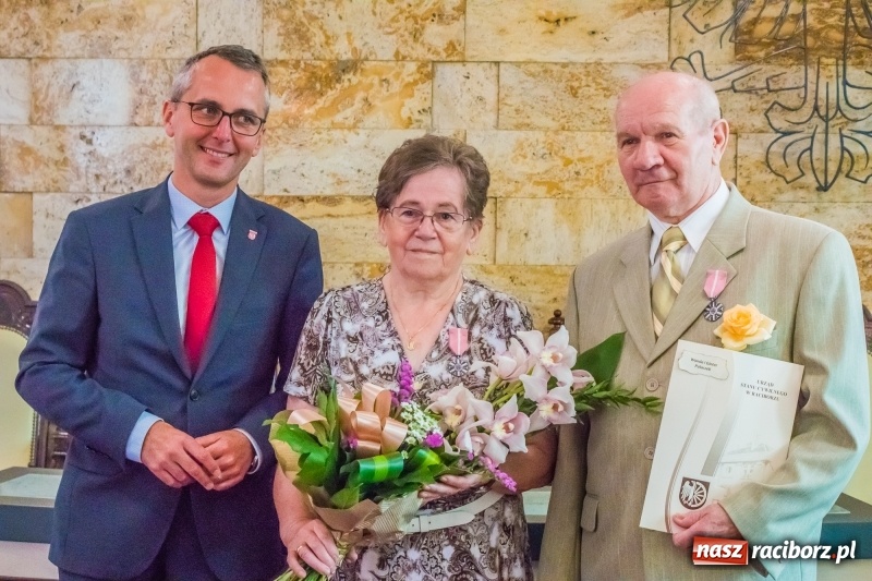 Zdjęcie w galerii na portalu naszraciborz.pl: Raz na wozie, raz pod wozem. Złote gody w raciborskim USC [FOTO i WIDEO] wiadomości z regionu