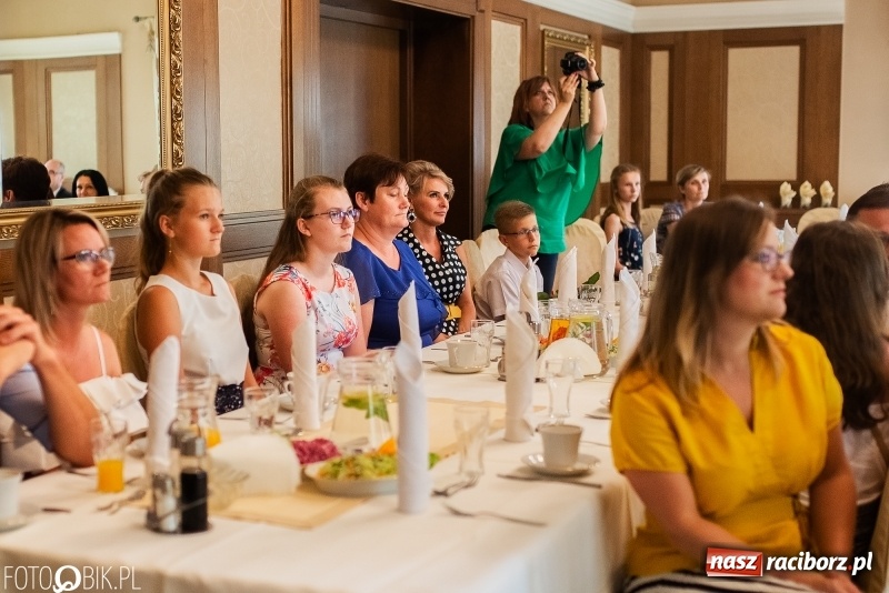 Zdjęcie w galerii na portalu naszraciborz.pl: Najlepsi uczniowie z gminy Krzanowice z nagrodami burmistrza wiadomości z regionu