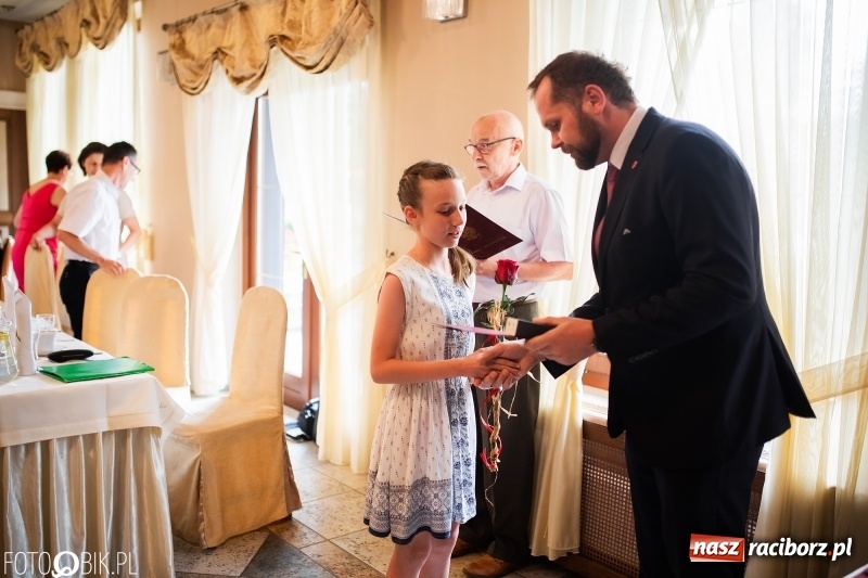 Zdjęcie w galerii na portalu naszraciborz.pl: Najlepsi uczniowie z gminy Krzanowice z nagrodami burmistrza wiadomości z regionu
