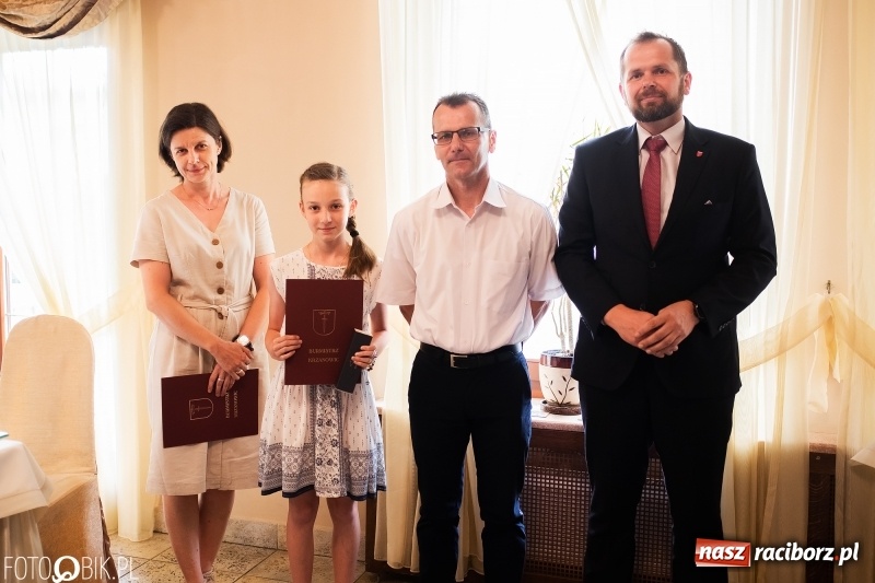 Zdjęcie w galerii na portalu naszraciborz.pl: Najlepsi uczniowie z gminy Krzanowice z nagrodami burmistrza wiadomości z regionu