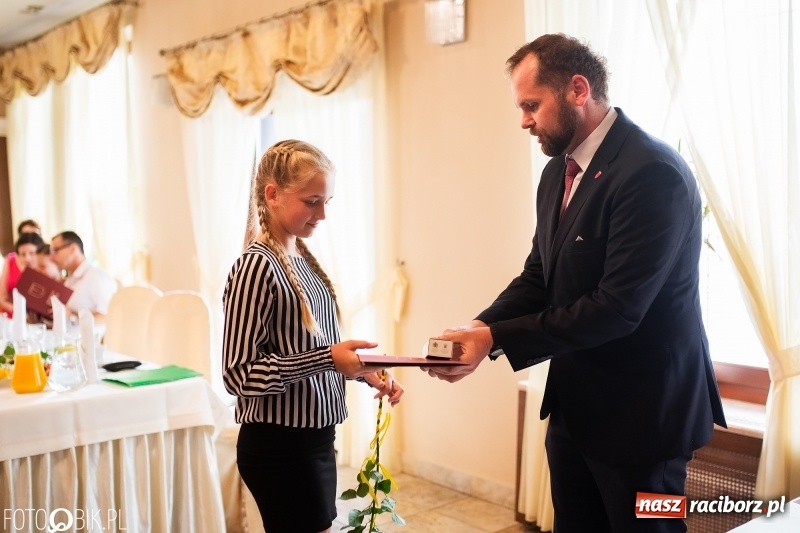 Zdjęcie w galerii na portalu naszraciborz.pl: Najlepsi uczniowie z gminy Krzanowice z nagrodami burmistrza wiadomości z regionu