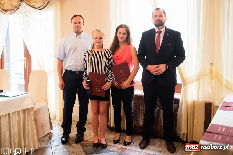 Zdjęcie w galerii na portalu naszraciborz.pl: Najlepsi uczniowie z gminy Krzanowice z nagrodami burmistrza wiadomości z regionu
