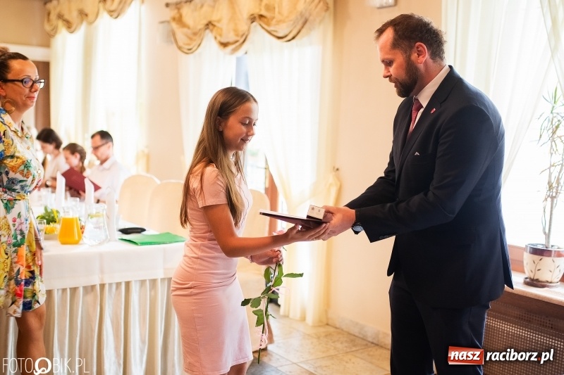 Zdjęcie w galerii na portalu naszraciborz.pl: Najlepsi uczniowie z gminy Krzanowice z nagrodami burmistrza wiadomości z regionu
