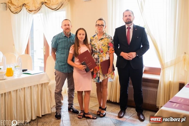 Zdjęcie w galerii na portalu naszraciborz.pl: Najlepsi uczniowie z gminy Krzanowice z nagrodami burmistrza wiadomości z regionu