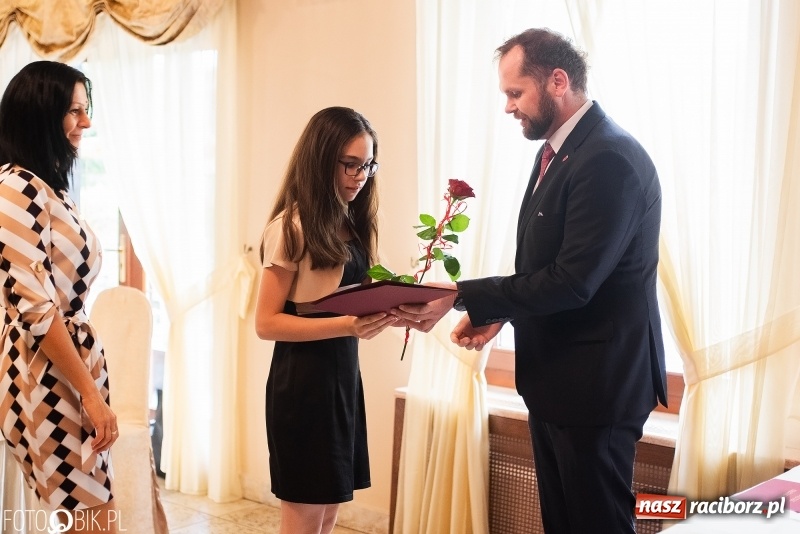 Zdjęcie w galerii na portalu naszraciborz.pl: Najlepsi uczniowie z gminy Krzanowice z nagrodami burmistrza wiadomości z regionu