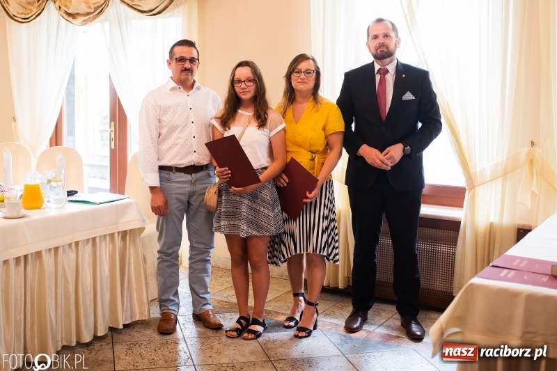 Zdjęcie w galerii na portalu naszraciborz.pl: Najlepsi uczniowie z gminy Krzanowice z nagrodami burmistrza wiadomości z regionu