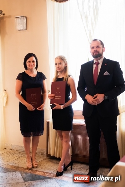 Zdjęcie w galerii na portalu naszraciborz.pl: Najlepsi uczniowie z gminy Krzanowice z nagrodami burmistrza wiadomości z regionu