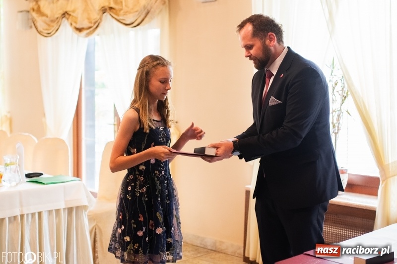 Zdjęcie w galerii na portalu naszraciborz.pl: Najlepsi uczniowie z gminy Krzanowice z nagrodami burmistrza wiadomości z regionu