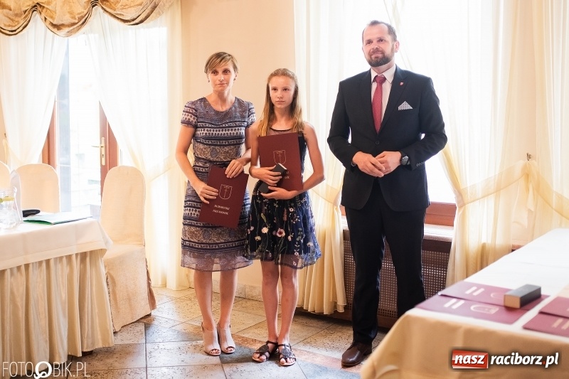 Zdjęcie w galerii na portalu naszraciborz.pl: Najlepsi uczniowie z gminy Krzanowice z nagrodami burmistrza wiadomości z regionu