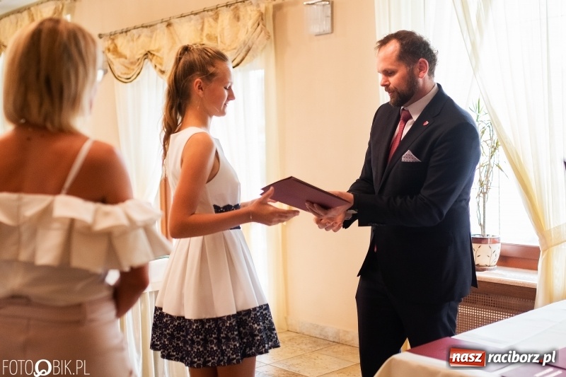 Zdjęcie w galerii na portalu naszraciborz.pl: Najlepsi uczniowie z gminy Krzanowice z nagrodami burmistrza wiadomości z regionu