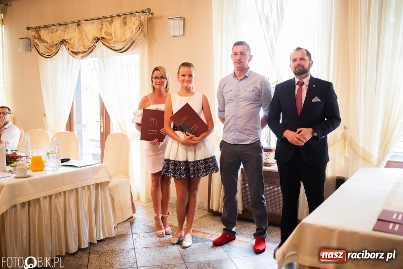 Zdjęcie w galerii na portalu naszraciborz.pl: Najlepsi uczniowie z gminy Krzanowice z nagrodami burmistrza wiadomości z regionu