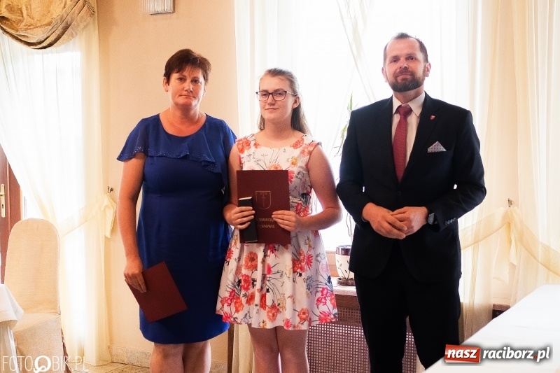 Zdjęcie w galerii na portalu naszraciborz.pl: Najlepsi uczniowie z gminy Krzanowice z nagrodami burmistrza wiadomości z regionu